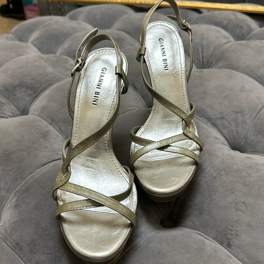 Gianni Bini metalic silver strappy Steelers platform heel sz 8.5